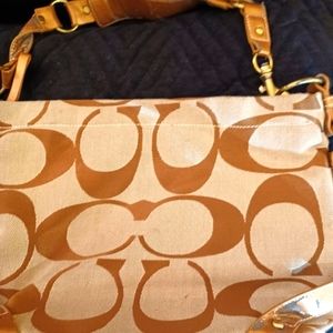 hallie shoulder bolsa in signature canvas red